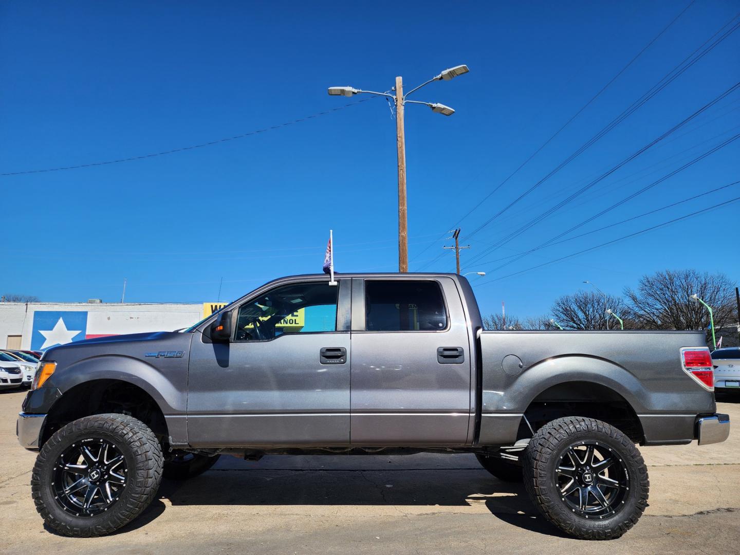 2014 GRAY Ford F-150 XLT SuperCrew (1FTEW1CM4EF) with an 3.7L V6 DOHC 24V engine, 6-Speed Automatic transmission, located at 2660 S.Garland Avenue, Garland, TX, 75041, (469) 298-3118, 32.885387, -96.656776 - Welcome to DallasAutos4Less, one of the Premier BUY HERE PAY HERE Dealers in the North Dallas Area. We specialize in financing to people with NO CREDIT or BAD CREDIT. We need proof of income, proof of residence, and a ID. Come buy your new car from us today!! This is a very well cared for 2014 FO - Photo#6